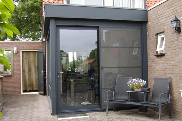 Moderne aanbouw met vlakke dakrandafwerking